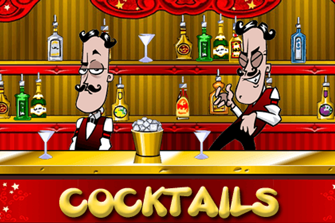 O barman Miguel segurando uma coqueteleira com uma expressão curiosa diante de várias garrafas de bebida.