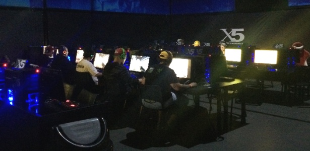 Sobrevivência noturna: cafeína, açúcar e carboidratos.