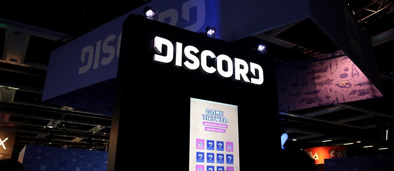 Interface do Discord com vários amigos em call jogando