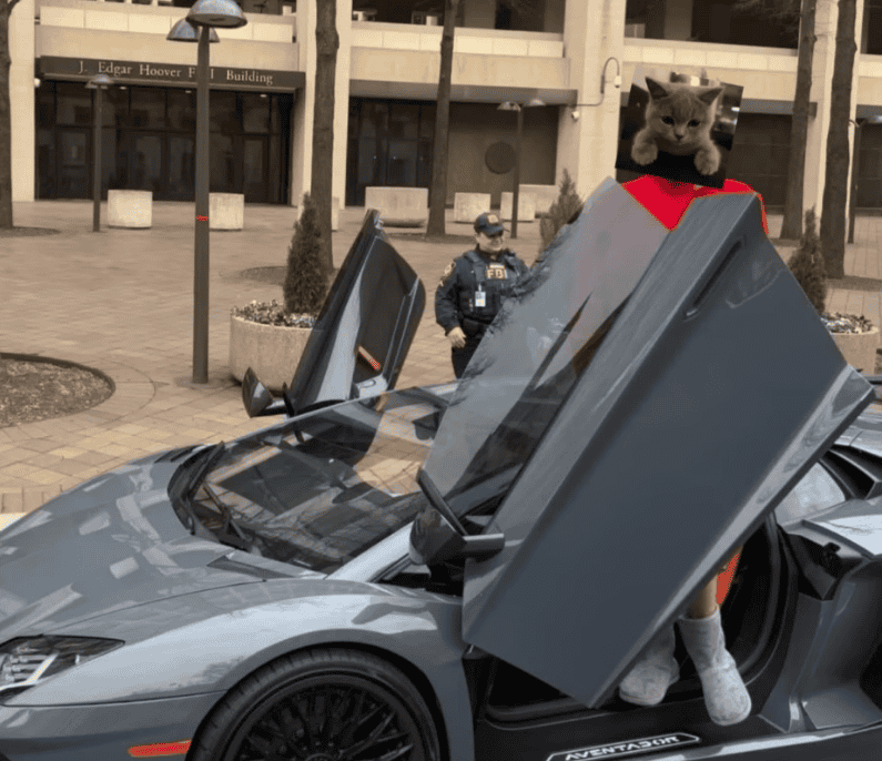 Lamborghini Urus modificada estacionada na frente de um prédio com insígnias do governo, iluminação neon azulada noturna