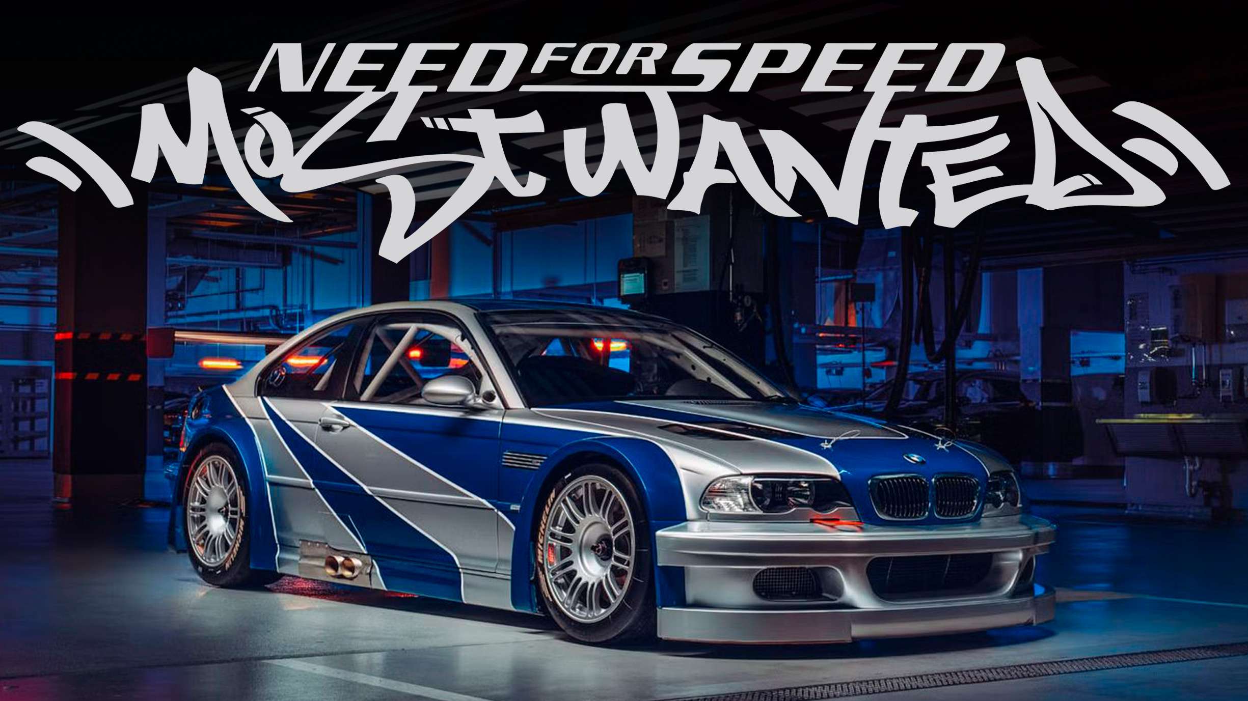 BMW M3 GTR E46 prateada e azul do jogo Need for Speed Most Wanted fugindo da polícia