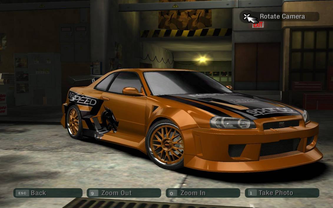 Nissan Skyline GT-R R34 prateado com adesivos azuis do jogo Need for Speed Underground