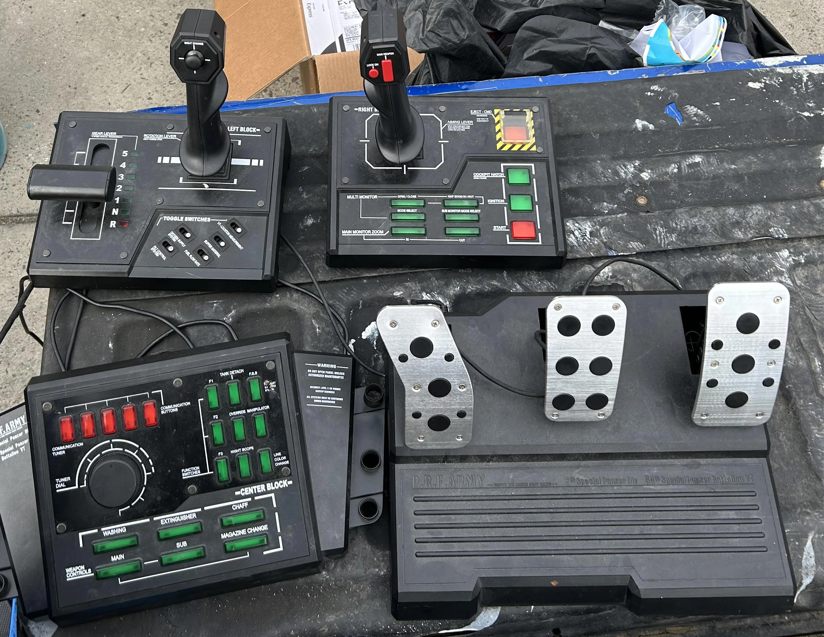 Painel de controle gigante do jogo Steel Battalion com botões iluminados, alavancas e pedais